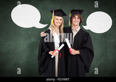 Immagine composita di due studenti di laurearsi robe spalla a spalla Foto Stock