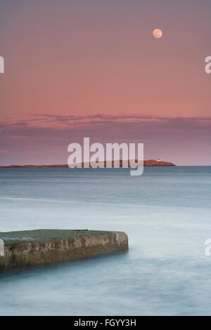 Isola di prova con la luna crescente su di esso. Foto Stock