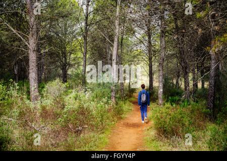 Donna che cammina lungo una pista forestale Mijas montagne, provincia di Malaga Costa del Sol. Andalusia Foto Stock