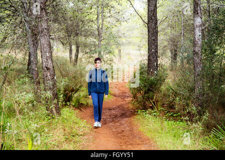 Donna che cammina lungo una pista forestale Mijas montagne, provincia di Malaga Costa del Sol. Andalusia Foto Stock