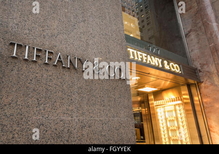 Esterno del Tiffany e Co. flagship store sulla Quinta Avenue di New York City, con segno sulle pareti di marmo e art deco porta. Foto Stock