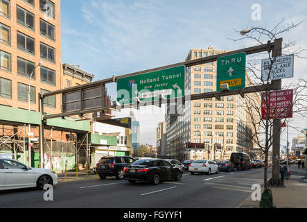 Accodamento di traffico per inserire il Tunnel Holland sul Canal Street in Tribeca New York, sotto il cartello stradale. Foto Stock