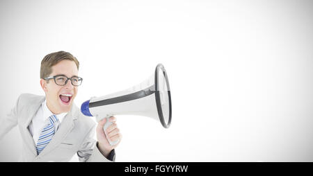 Immagine composita di geeky imprenditore urlando attraverso il megafono Foto Stock