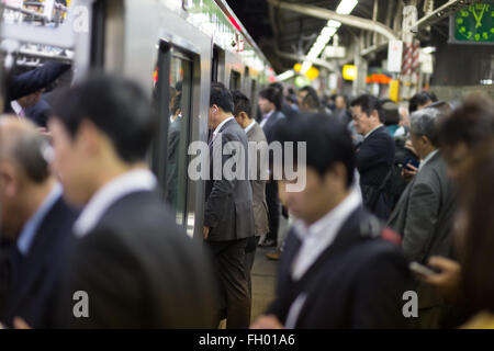 I passeggeri in viaggio da Tokyo metropolitana. Foto Stock