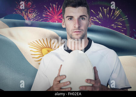 Immagine composita del ritratto di un giocatore di rugby sfera di trattenimento Foto Stock