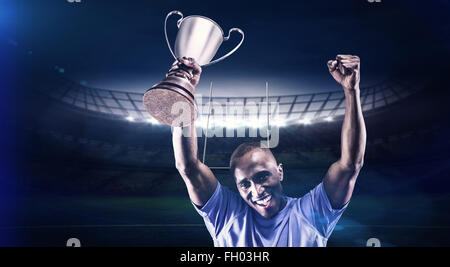 Immagine composita del ritratto di felice sportivo tifo tenendo trophy Foto Stock