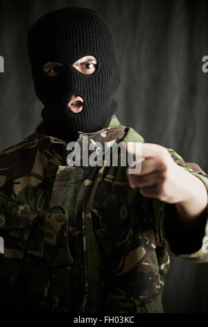 Ritratto di terrorista fotocamera di indirizzamento Foto Stock