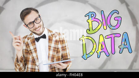 Immagine composita di geeky hipster tenendo un tablet pc Foto Stock
