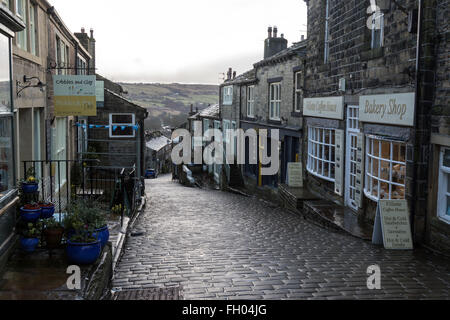 Main Street, nel villaggio di Brontë di Haworth su un tardo inverno del giorno Foto Stock