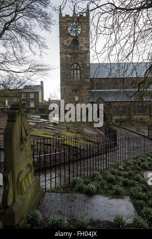 Le lapidi del cimitero di San Michele e Tutti gli Angeli Chiesa Parrocchiale, Haworth, Foto Stock