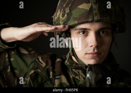 Ritratto di soldato In Uniforme salutando Foto Stock