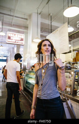 Una giovane coppia shop al grande mercato centrale nel centro di Los Angeles, California. Foto Stock