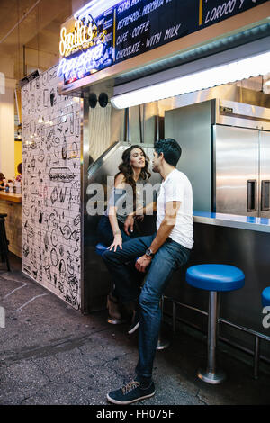 Una giovane coppia al Grand Central Market nel centro di Los Angeles, California. Foto Stock