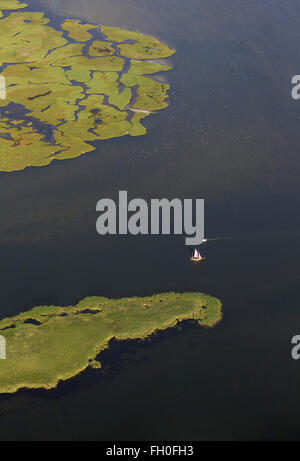 Vista aerea, flatboat, barca a vela a Barth Bodden, Isola Grande Kirr, Barth Bodden, Zingst, Mar Baltico, Meclenburgo-Pomerania Occidentale, Foto Stock