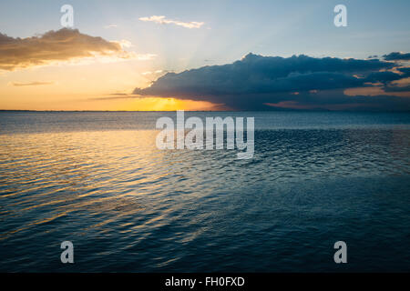 Tramonto sulla Baia di Manila, visto da di Pasay, Metro Manila nelle Filippine. Foto Stock