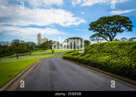 Strada a Manila American Cemetery & Memorial, in Taguig, Metro Manila nelle Filippine. Foto Stock