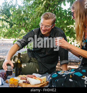 Una giovane coppia gode di un giorno nel paese del vino Foto Stock