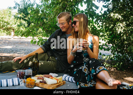 Una giovane coppia gode di un giorno nel paese del vino Foto Stock