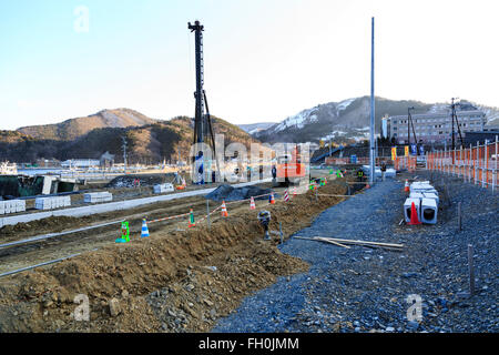 Costruzione camion e bulldozer ancora lavorare sulle zone danneggiate dal 2011 Grande Oriente Giappone Terremoto e Tsunami in Onagawa city il 11 febbraio 2016, Prefettura di Miyagi, Giappone. Un paio di settimane prima del quinto anniversario del 2011 Tohoku terremoto e dello tsunami, il governo giapponese ha annunciato che la seconda metà del lavoro di ricostruzione nell'area di Tohoku dovrebbe essere concluso prima del 2020 Tokyo Olimpiadi iniziare. Secondo la ricostruzione ufficiale sito web dell'Agenzia circa $ 250 miliardi di euro sono stati stanziati per il primo periodo (2011-2015) e 65 miliardi di dollari di più sono stati impostati Foto Stock