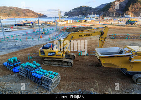 Costruzione camion e bulldozer ancora lavorare sulle zone danneggiate dal 2011 Grande Oriente Giappone Terremoto e Tsunami in Onagawa city il 11 febbraio 2016, Prefettura di Miyagi, Giappone. Un paio di settimane prima del quinto anniversario del 2011 Tohoku terremoto e dello tsunami, il governo giapponese ha annunciato che la seconda metà del lavoro di ricostruzione nell'area di Tohoku dovrebbe essere concluso prima del 2020 Tokyo Olimpiadi iniziare. Secondo la ricostruzione ufficiale sito web dell'Agenzia circa $ 250 miliardi di euro sono stati stanziati per il primo periodo (2011-2015) e 65 miliardi di dollari di più sono stati impostati Foto Stock