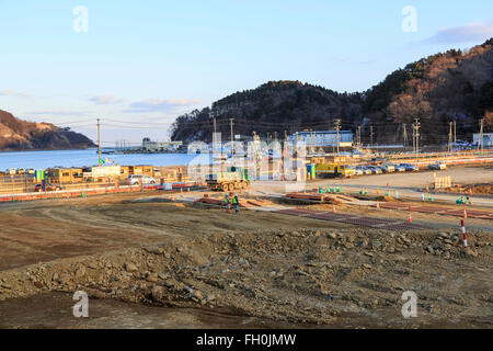 Costruzione camion e bulldozer ancora lavorare sulle zone danneggiate dal 2011 Grande Oriente Giappone Terremoto e Tsunami in Onagawa city il 11 febbraio 2016, Prefettura di Miyagi, Giappone. Un paio di settimane prima del quinto anniversario del 2011 Tohoku terremoto e dello tsunami, il governo giapponese ha annunciato che la seconda metà del lavoro di ricostruzione nell'area di Tohoku dovrebbe essere concluso prima del 2020 Tokyo Olimpiadi iniziare. Secondo la ricostruzione ufficiale sito web dell'Agenzia circa $ 250 miliardi di euro sono stati stanziati per il primo periodo (2011-2015) e 65 miliardi di dollari di più sono stati impostati Foto Stock