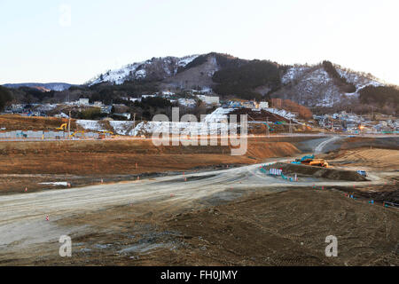 Costruzione camion e bulldozer ancora lavorare sulle zone danneggiate dal 2011 Grande Oriente Giappone Terremoto e Tsunami in Onagawa city il 11 febbraio 2016, Prefettura di Miyagi, Giappone. Un paio di settimane prima del quinto anniversario del 2011 Tohoku terremoto e dello tsunami, il governo giapponese ha annunciato che la seconda metà del lavoro di ricostruzione nell'area di Tohoku dovrebbe essere concluso prima del 2020 Tokyo Olimpiadi iniziare. Secondo la ricostruzione ufficiale sito web dell'Agenzia circa $ 250 miliardi di euro sono stati stanziati per il primo periodo (2011-2015) e 65 miliardi di dollari di più sono stati impostati Foto Stock