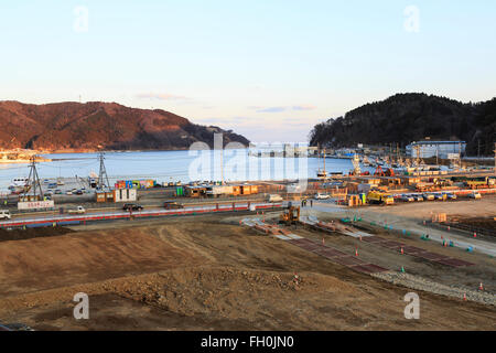 Costruzione camion e bulldozer ancora lavorare sulle zone danneggiate dal 2011 Grande Oriente Giappone Terremoto e Tsunami in Onagawa city il 11 febbraio 2016, Prefettura di Miyagi, Giappone. Un paio di settimane prima del quinto anniversario del 2011 Tohoku terremoto e dello tsunami, il governo giapponese ha annunciato che la seconda metà del lavoro di ricostruzione nell'area di Tohoku dovrebbe essere concluso prima del 2020 Tokyo Olimpiadi iniziare. Secondo la ricostruzione ufficiale sito web dell'Agenzia circa $ 250 miliardi di euro sono stati stanziati per il primo periodo (2011-2015) e 65 miliardi di dollari di più sono stati impostati Foto Stock