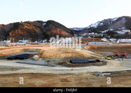 Costruzione camion e bulldozer ancora lavorare sulle zone danneggiate dal 2011 Grande Oriente Giappone Terremoto e Tsunami in Onagawa city il 11 febbraio 2016, Prefettura di Miyagi, Giappone. Un paio di settimane prima del quinto anniversario del 2011 Tohoku terremoto e dello tsunami, il governo giapponese ha annunciato che la seconda metà del lavoro di ricostruzione nell'area di Tohoku dovrebbe essere concluso prima del 2020 Tokyo Olimpiadi iniziare. Secondo la ricostruzione ufficiale sito web dell'Agenzia circa $ 250 miliardi di euro sono stati stanziati per il primo periodo (2011-2015) e 65 miliardi di dollari di più sono stati impostati Foto Stock