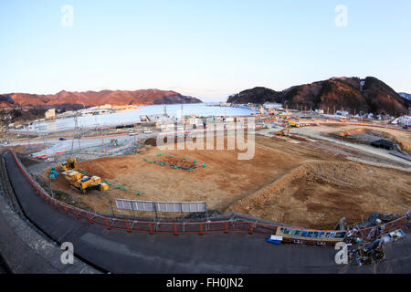 Costruzione camion e bulldozer ancora lavorare sulle zone danneggiate dal 2011 Grande Oriente Giappone Terremoto e Tsunami in Onagawa city il 11 febbraio 2016, Prefettura di Miyagi, Giappone. Un paio di settimane prima del quinto anniversario del 2011 Tohoku terremoto e dello tsunami, il governo giapponese ha annunciato che la seconda metà del lavoro di ricostruzione nell'area di Tohoku dovrebbe essere concluso prima del 2020 Tokyo Olimpiadi iniziare. Secondo la ricostruzione ufficiale sito web dell'Agenzia circa $ 250 miliardi di euro sono stati stanziati per il primo periodo (2011-2015) e 65 miliardi di dollari di più sono stati impostati Foto Stock