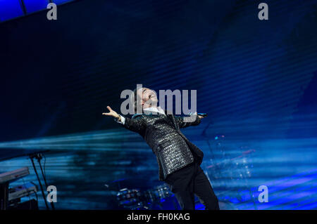 Vina del Mar, Cile. Il 22 febbraio, 2016. Il cantante messicano Marco Antonio Solis (R) esegue durante la 57a Vina del Mar International Song Festival di Vina del Mar, Cile, il 22 febbraio, 2016. La Vina del Mar International Song Festival si terrà dal 22 febbraio al 27 febbraio. © Jorge Villegas/Xinhua/Alamy Live News Foto Stock