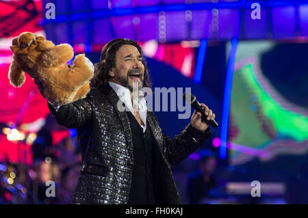 Vina del Mar, Cile. Il 22 febbraio, 2016. Il cantante messicano Marco Antonio Solis (R) esegue durante la 57a Vina del Mar International Song Festival di Vina del Mar, Cile, il 22 febbraio, 2016. La Vina del Mar International Song Festival si terrà dal 22 febbraio al 27 febbraio. © Jorge Villegas/Xinhua/Alamy Live News Foto Stock