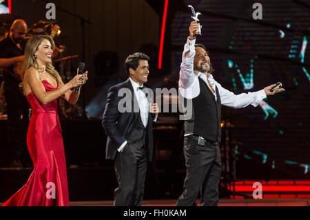 Vina del Mar, Cile. Il 22 febbraio, 2016. Il cantante messicano Marco Antonio Solis (R) riceve la colomba Silver Award dopo la sua presentazione al 57th Vina del Mar International Song Festival di Vina del Mar, Cile, il 22 febbraio, 2016. La Vina del Mar International Song Festival si terrà dal 22 febbraio al 27 febbraio. © Jorge Villegas/Xinhua/Alamy Live News Foto Stock