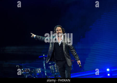 Vina del Mar, Cile. Il 22 febbraio, 2016. Il cantante messicano Marco Antonio Solis (R) esegue durante la 57a Vina del Mar International Song Festival di Vina del Mar, Cile, il 22 febbraio, 2016. La Vina del Mar International Song Festival si terrà dal 22 febbraio al 27 febbraio. © Jorge Villegas/Xinhua/Alamy Live News Foto Stock