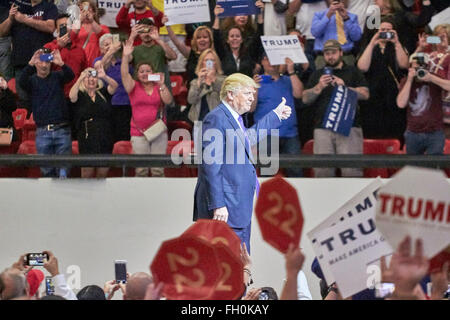 Las Vegas, Nevada, USA. Il 22 febbraio, 2016. Donald Trump campagne per il repubblicano nomina presidenziale durante una campagna rally al South Point Arena di Las Vegas. Il sig. Trump è in Nevada il giorno prima del caucus dello stato. Credito: Jennifer Mack/Alamy Live News Foto Stock