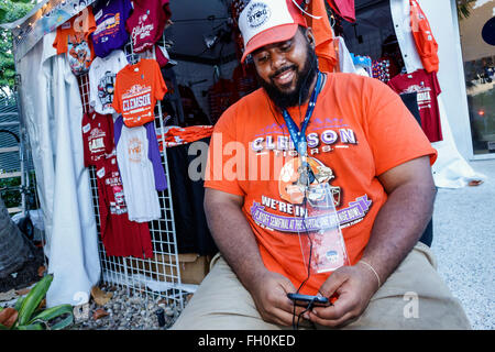 Florida,Sud,FL,Miami Beach,Ocean Drive,Capodanno,Black Blacks African African African African Minority,adult,adults,man men maschio,check looking readi Foto Stock