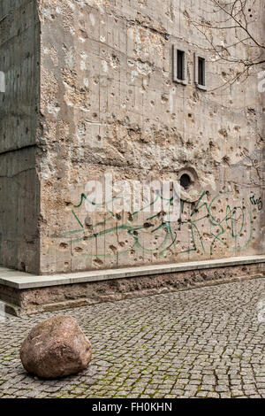 Danneggiate dalla guerra la parete esterna della collezione Boros bunker, una collezione privata di opere d'arte a Berlino Foto Stock