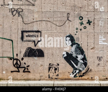 Graffiti e arte di strada su convertito WW2 bunker di alloggiamento dei Boros Collection, una collezione privata di opere d'arte a Berlino Foto Stock
