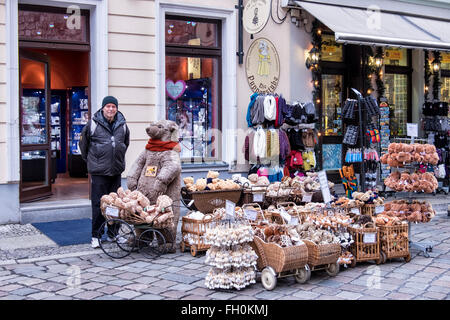 Nikolaiviertel, Berlino. Die Puppenstube store. Vecchio tourist guarda al display della porta nella parte anteriore del negozio di souvenir nella città vecchia Foto Stock