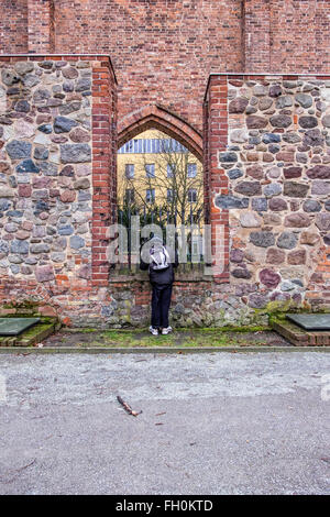 Berlin Abbazia francescana, Franziskaner-Klosterkirche. vecchio uomo guardando le rovine del monastero medievale Foto Stock