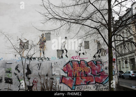 Berlino, 22 febbraio: parete edilizia di arte di strada " è giunto il momento di ballare' da SOBR nella Torstrasse nel distretto Mitte di Berlino il 13 febbraio Foto Stock