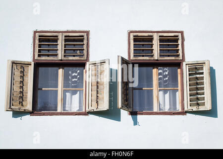 Due vetri anteriori da una casa di Viscri, Transilvania Foto Stock