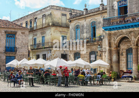 I turisti in un ristorante vicino alla Cattedrale dell Avana, a l'Avana. Foto Stock