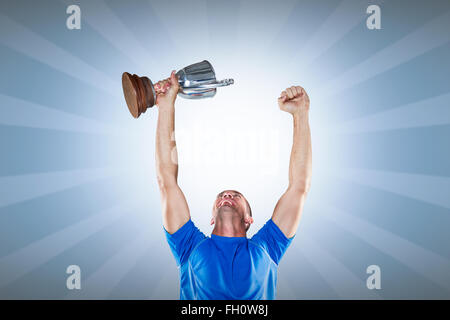 Immagine composita di felice giocatore di rugby trofeo di contenimento Foto Stock