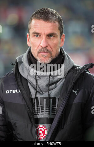 Duesseldorf, Germania. Il 22 febbraio, 2016. Duesseldorf's head coach Marco Kurz prima per il tedesco della seconda divisione della Bundesliga soccer match tra Fortuna Duesseldorf e 1. FC Norimberga all'Esprit Arena a Duesseldorf in Germania, 22 febbraio 2016. Foto: MAJA HITIJ/dpa/Alamy Live News Foto Stock