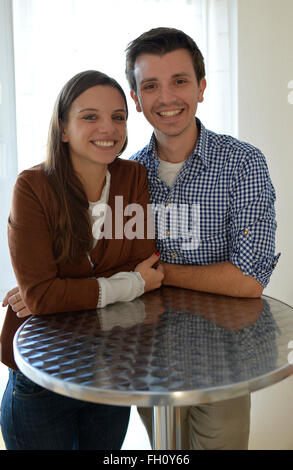 Coppia giovane a un tavolo bar, Germania Foto Stock