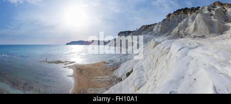 Costa solitaria, mare, baia di chalk cliffs, La Scala dei Turchi, Realmonte, Sicilia, Italia Foto Stock