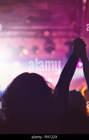 Una folla di studenti che celebra e festeggia il Natale in un evento di musica Foto Stock