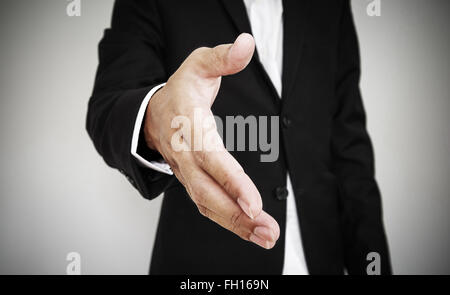 Imprenditore che si estende la mano, il fuoco selettivo, la profondità di campo Foto Stock