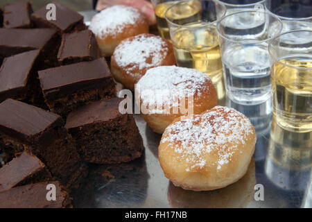 Ceca dolci caserecci ciambelle con marmellata, brownies, alcol scatti Foto Stock