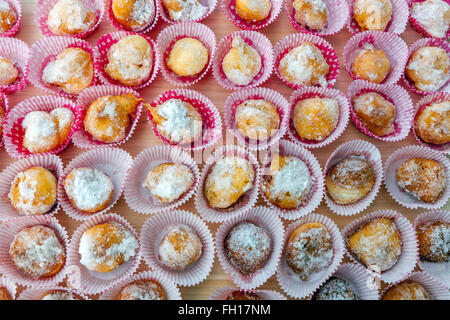 Ceca dolci fatti in casa poco ciambelle in casi di carta lussureggianti Foto Stock